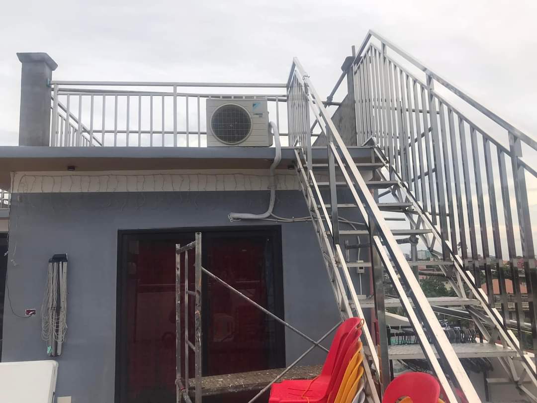 COMMERCIAL BUILDING WITH ROOF DECK FOR SALE