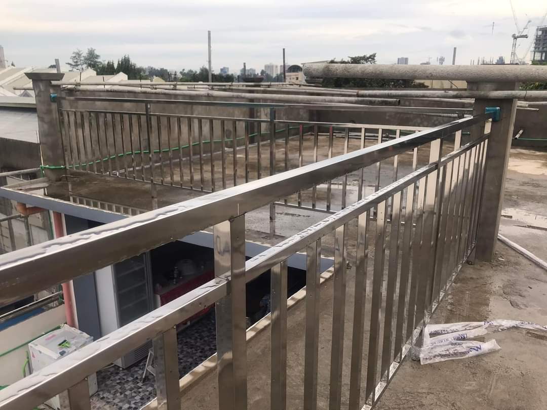 COMMERCIAL BUILDING WITH ROOF DECK FOR SALE