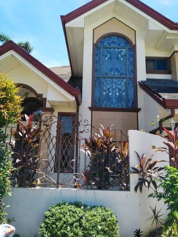 SEMI FURNISHED HOUSE FOR RENT IN SANTO NIÑO VILLAGE BANILAD