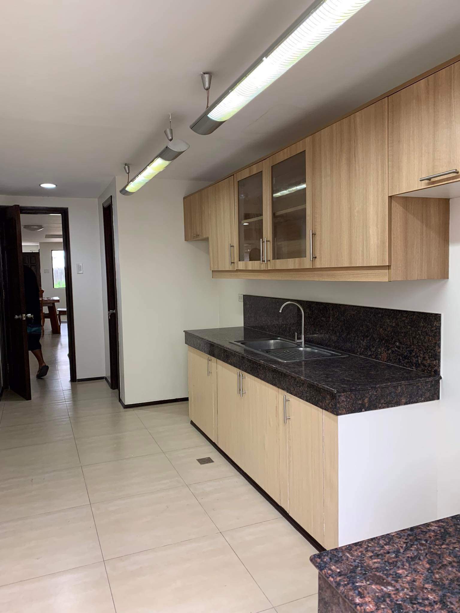 3 STOREY HOUSE,6 SUITE ROOM WITH INDIVIDUAL BATH TUB IN EACH UNIT FOR SALE