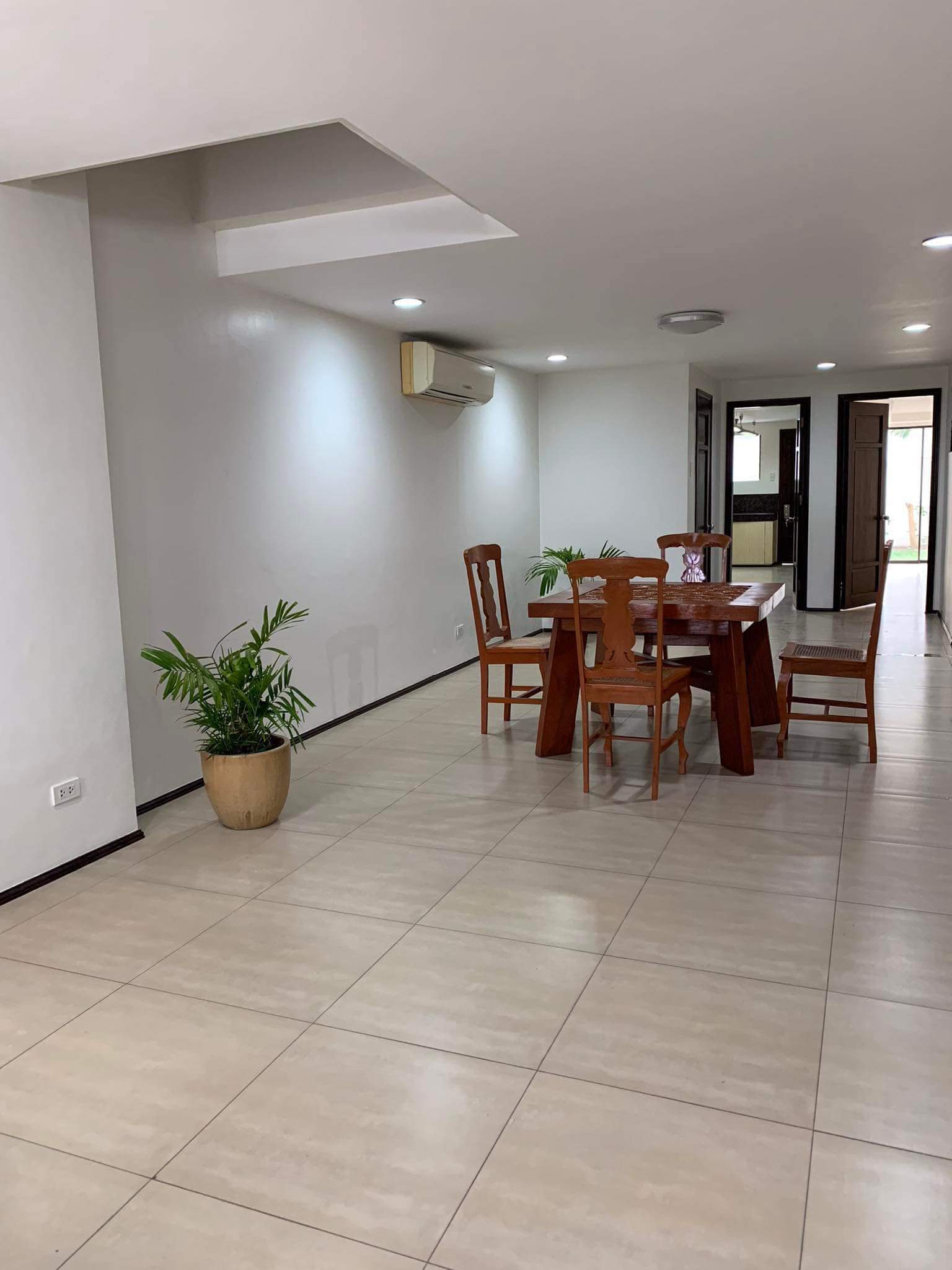 3 STOREY HOUSE,6 SUITE ROOM WITH INDIVIDUAL BATH TUB IN EACH UNIT FOR SALE