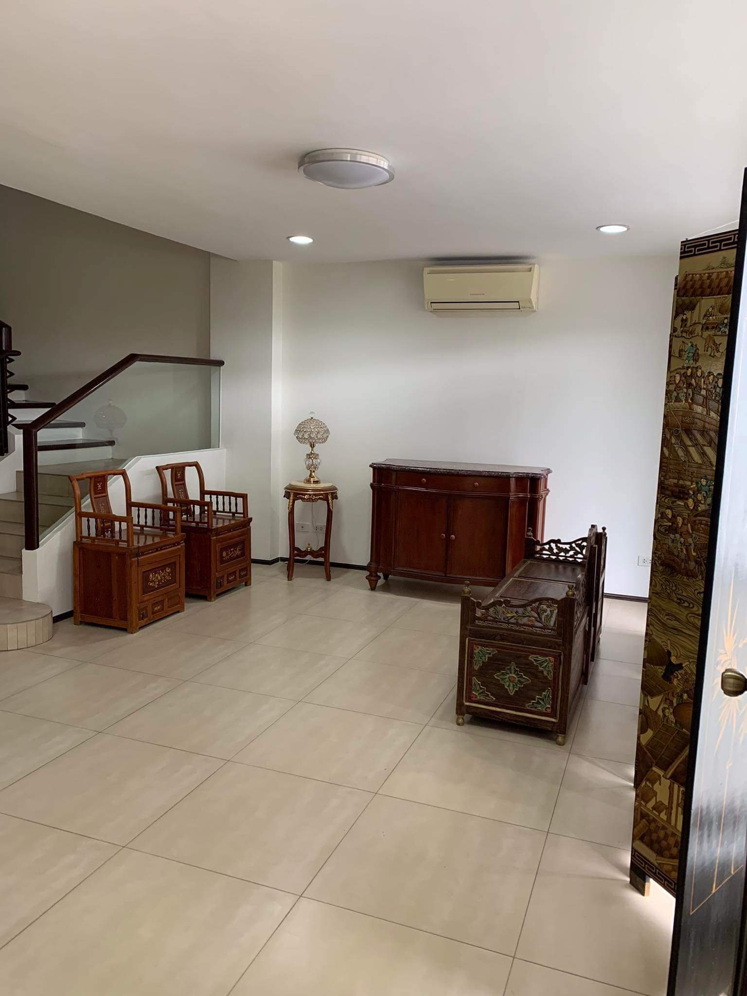 3 STOREY HOUSE,6 SUITE ROOM WITH INDIVIDUAL BATH TUB IN EACH UNIT FOR SALE