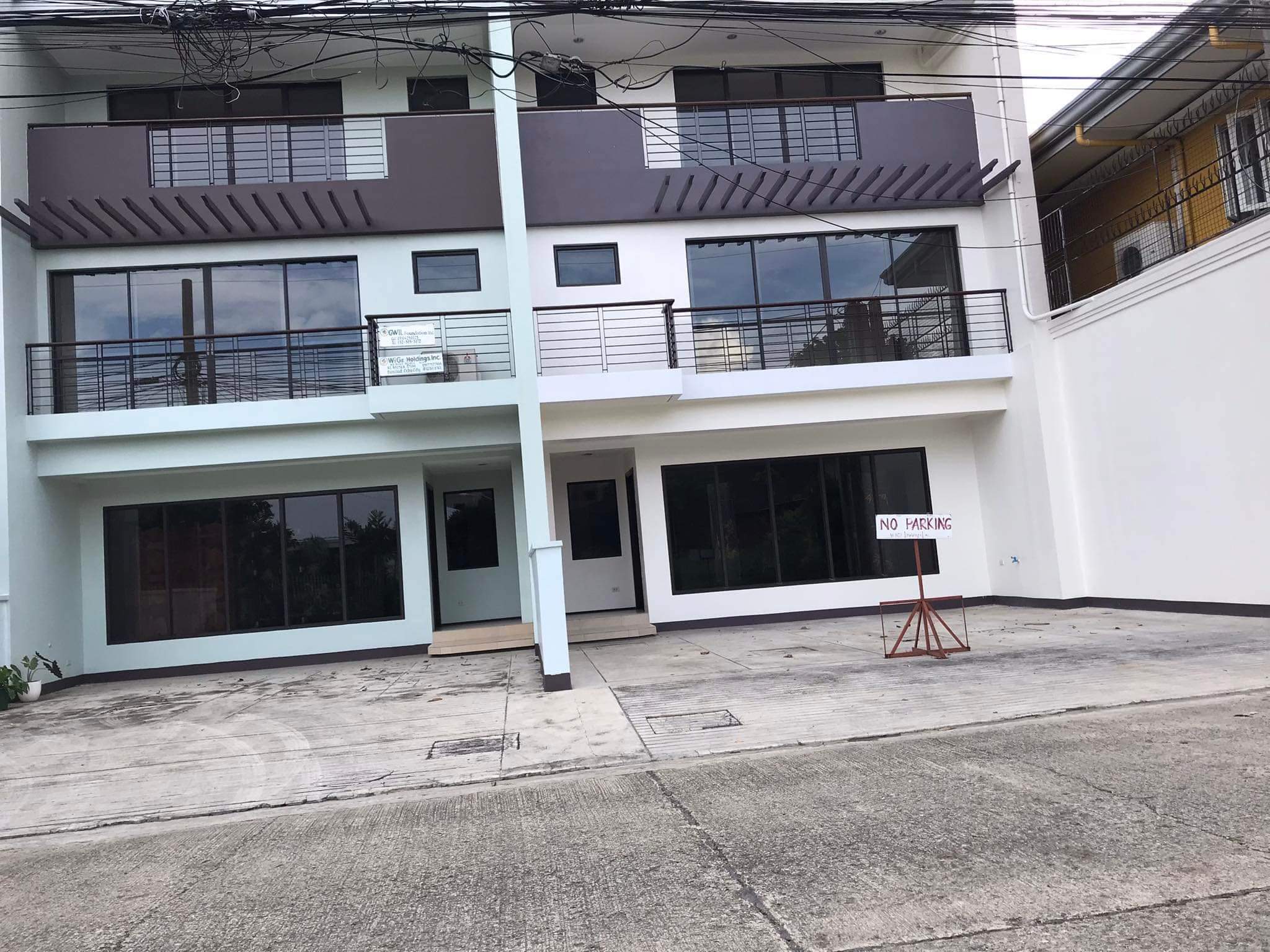 3 STOREY HOUSE,6 SUITE ROOM WITH INDIVIDUAL BATH TUB IN EACH UNIT FOR SALE