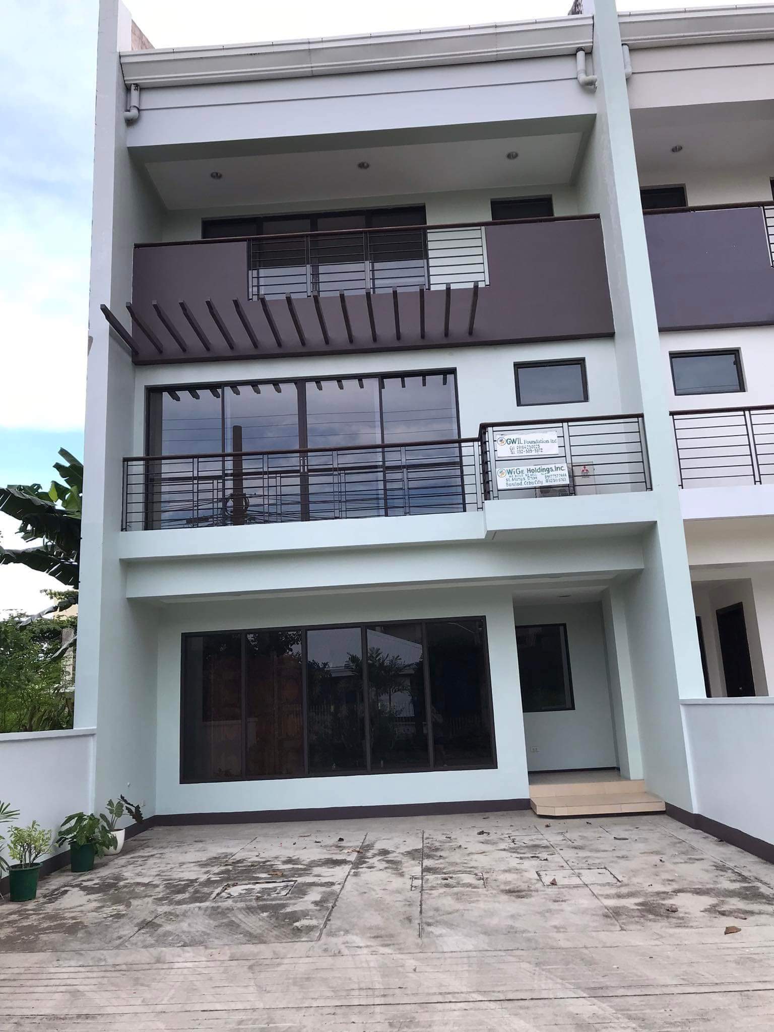3 STOREY HOUSE,6 SUITE ROOM WITH INDIVIDUAL BATH TUB IN EACH UNIT FOR SALE