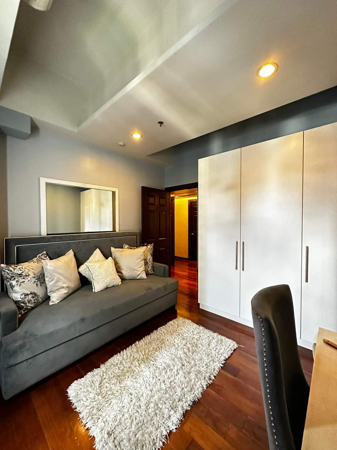 FOR SALE 3BR FULLY FURNISHED IN AVALON FACING AYALA MALL Copy