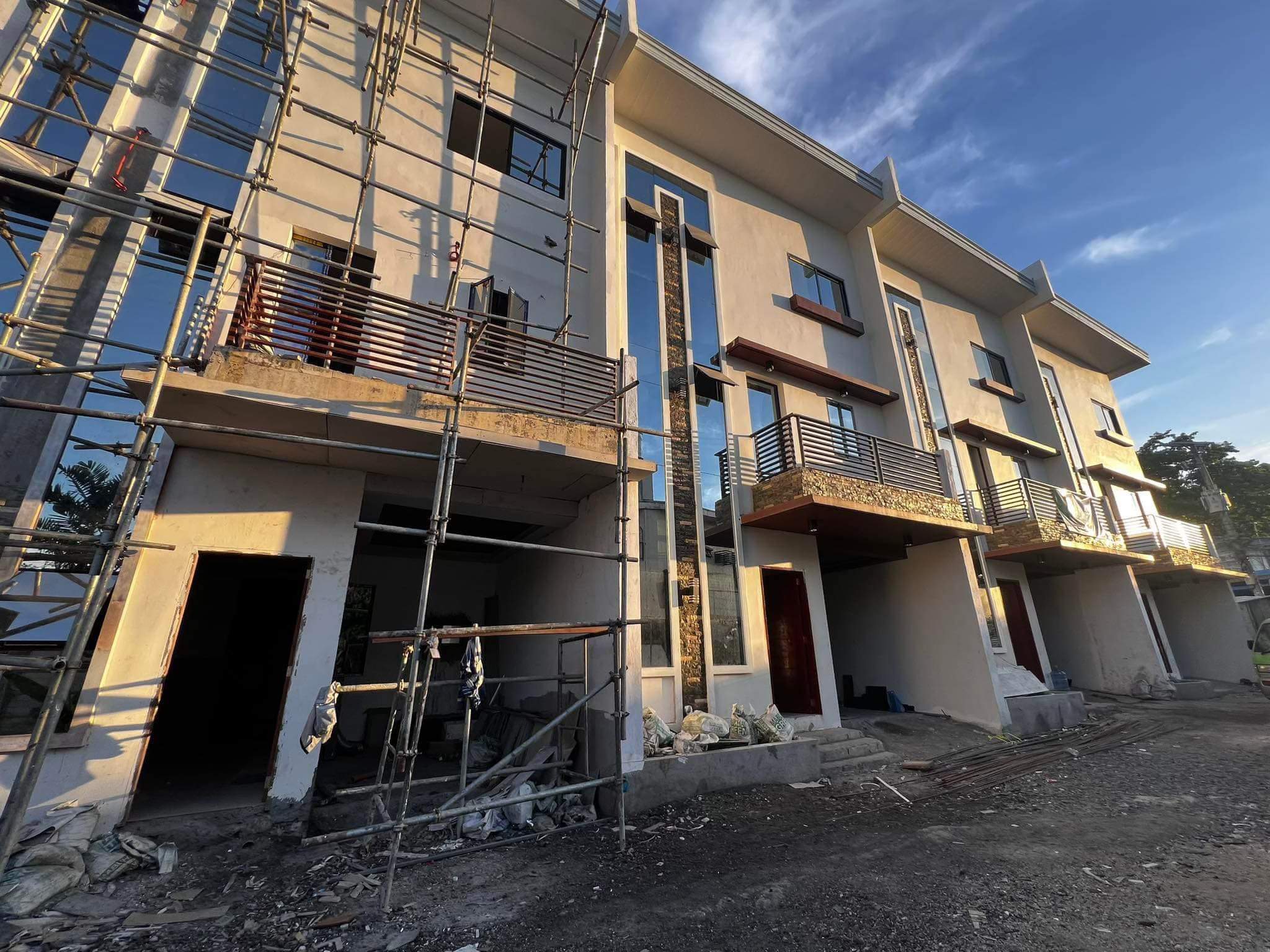 5 UNITS - 3- Storey Unfurnished Townhouse FOR RENT