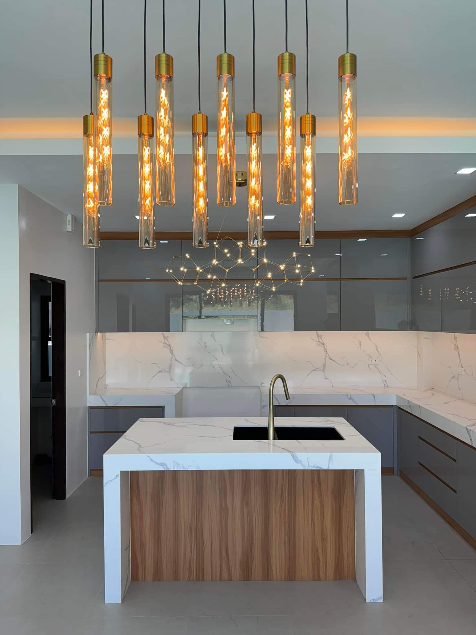 3 STOREY HOUSE IN ROYALE