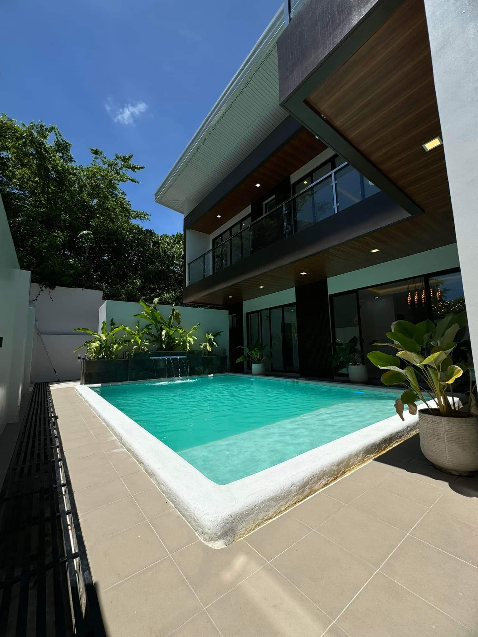 3 STOREY HOUSE IN ROYALE