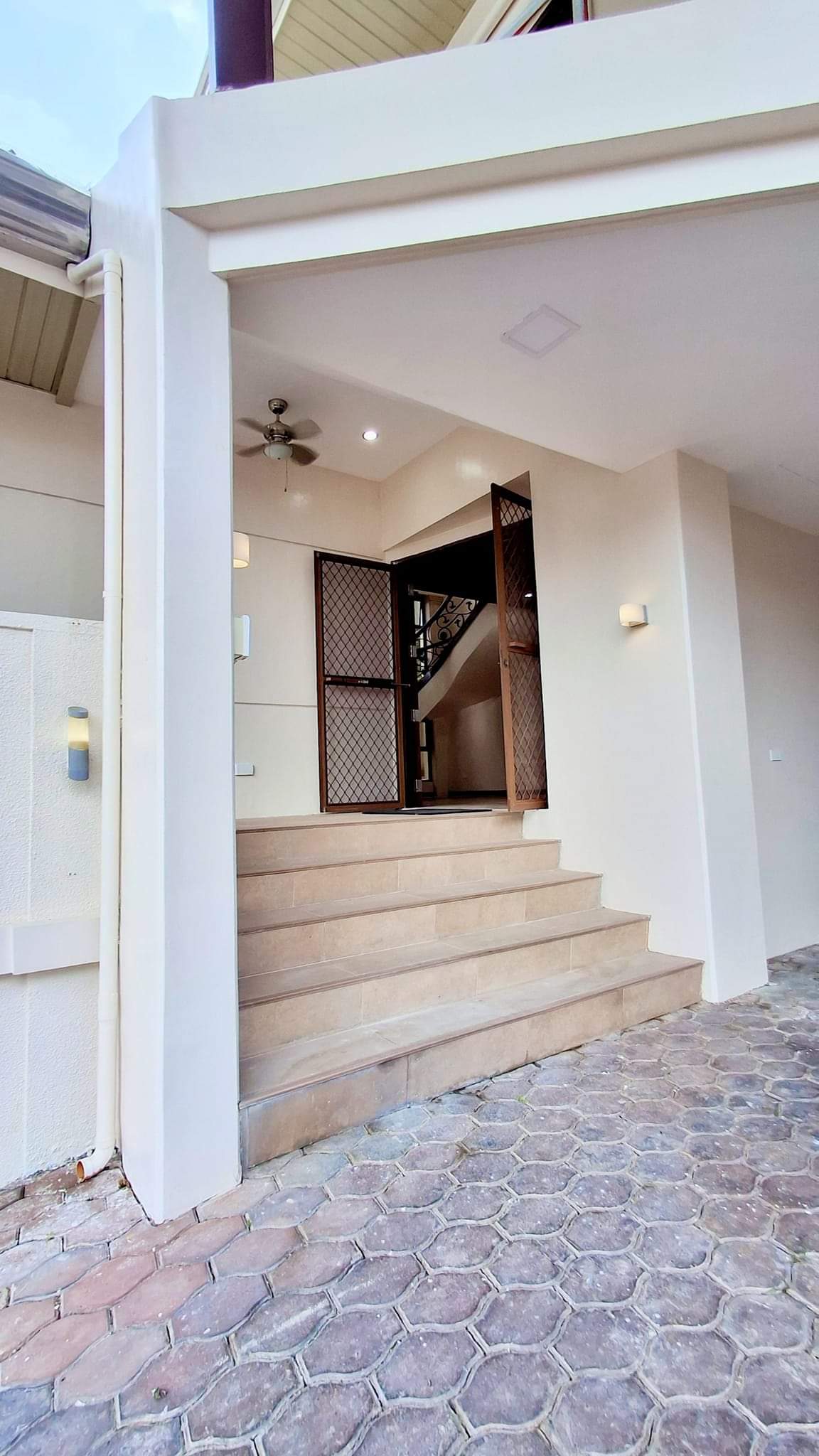 TWO STOREY HOUSE FOR RENT IN BANILAD