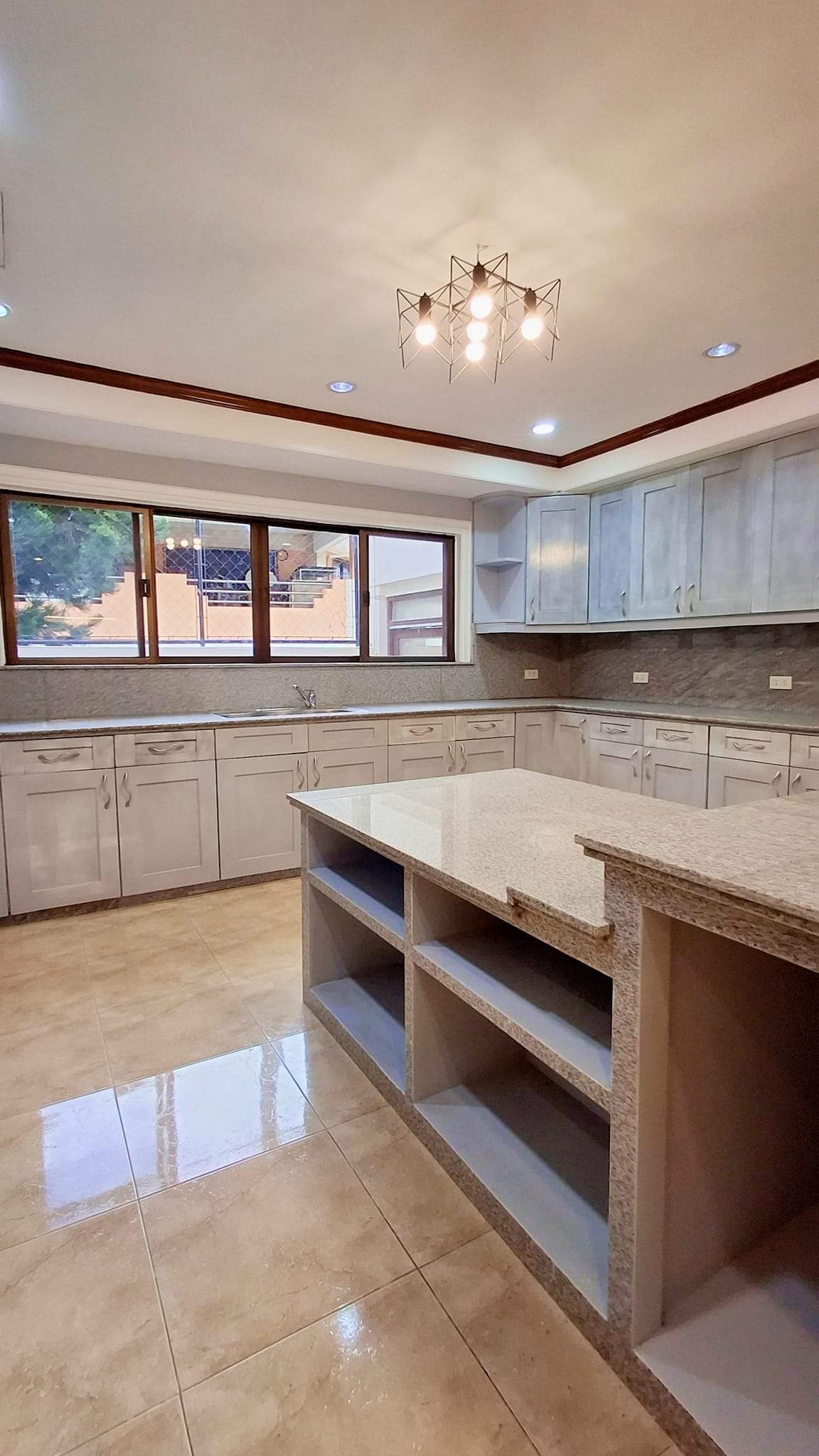 TWO STOREY HOUSE FOR RENT IN BANILAD