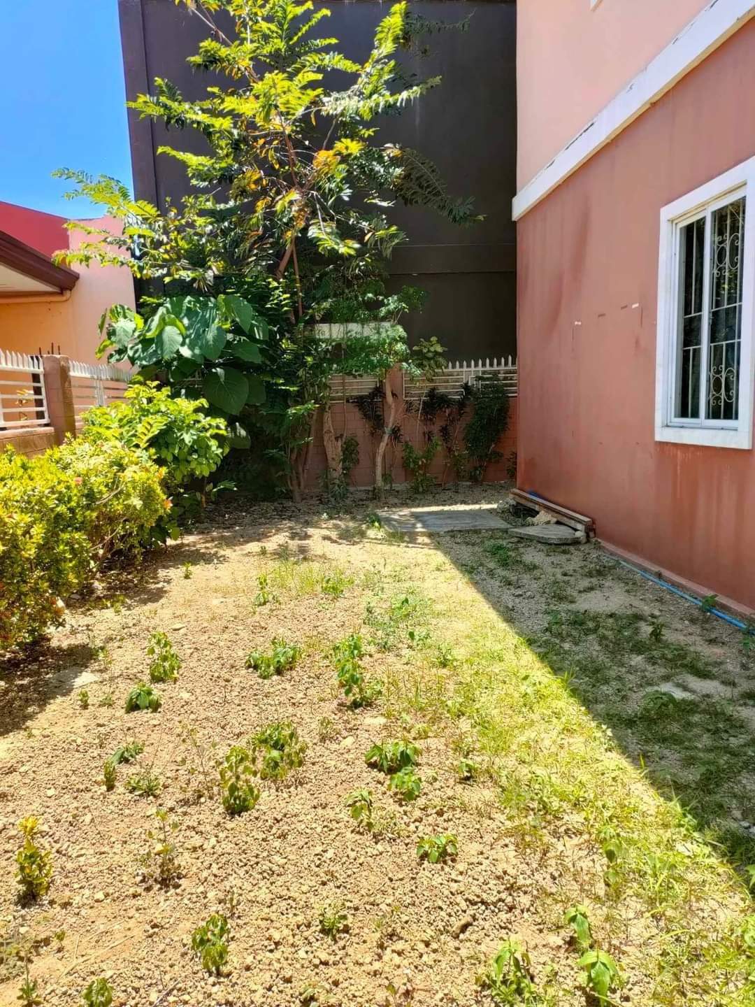 SEMI FURNISHED SINGLE DETACHED HOUSE FOR RENT IN GARDEN BLOOMS