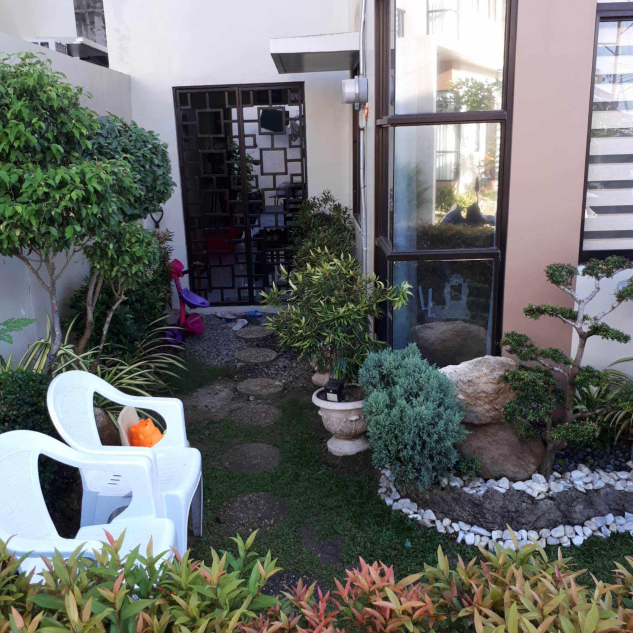 FURNISHED SINGLE DETACHED HOUSE IN SERENIS FOR SALE