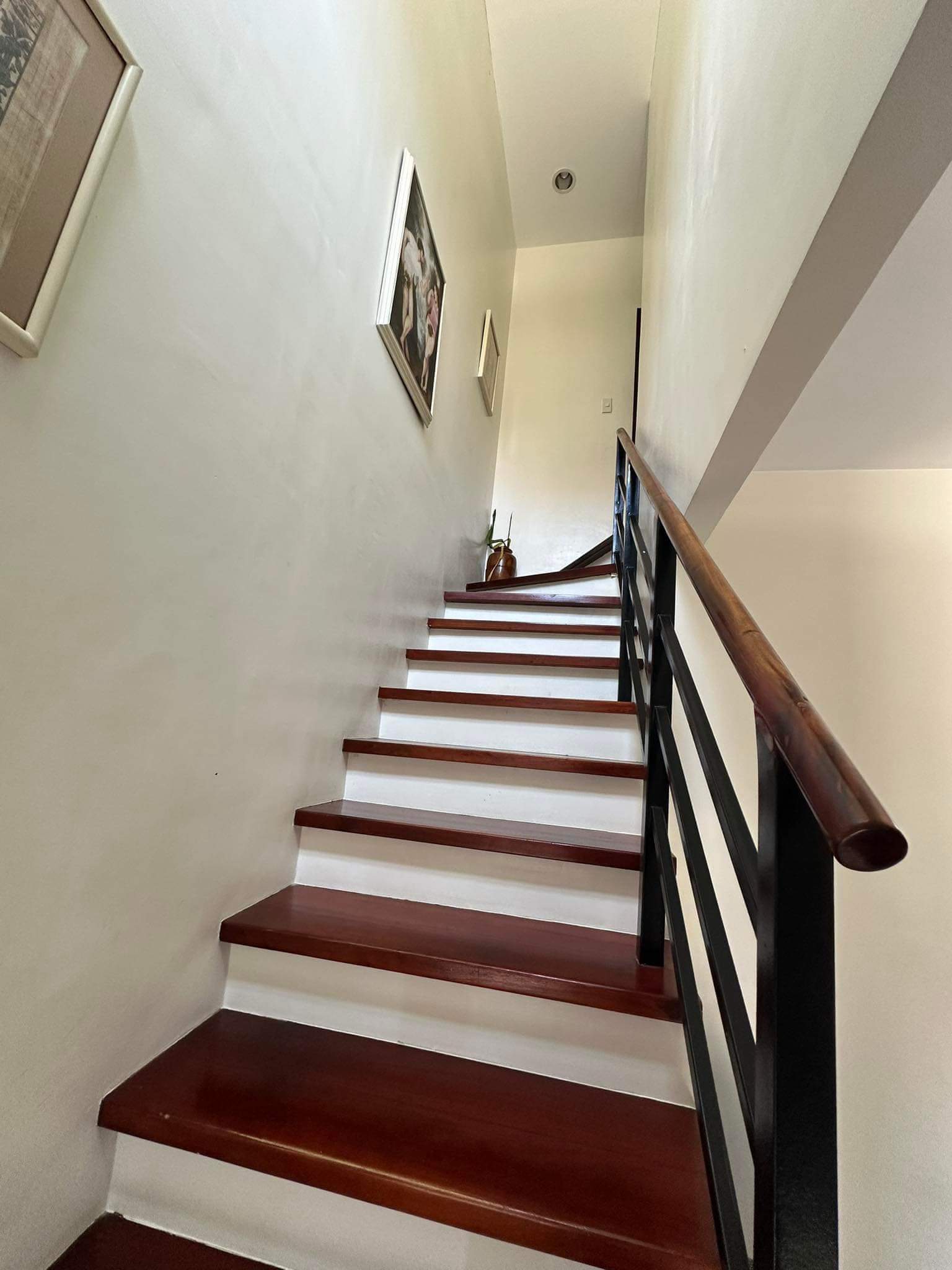 2STOREY SA IN SERENIS HOUSE FOR RENT