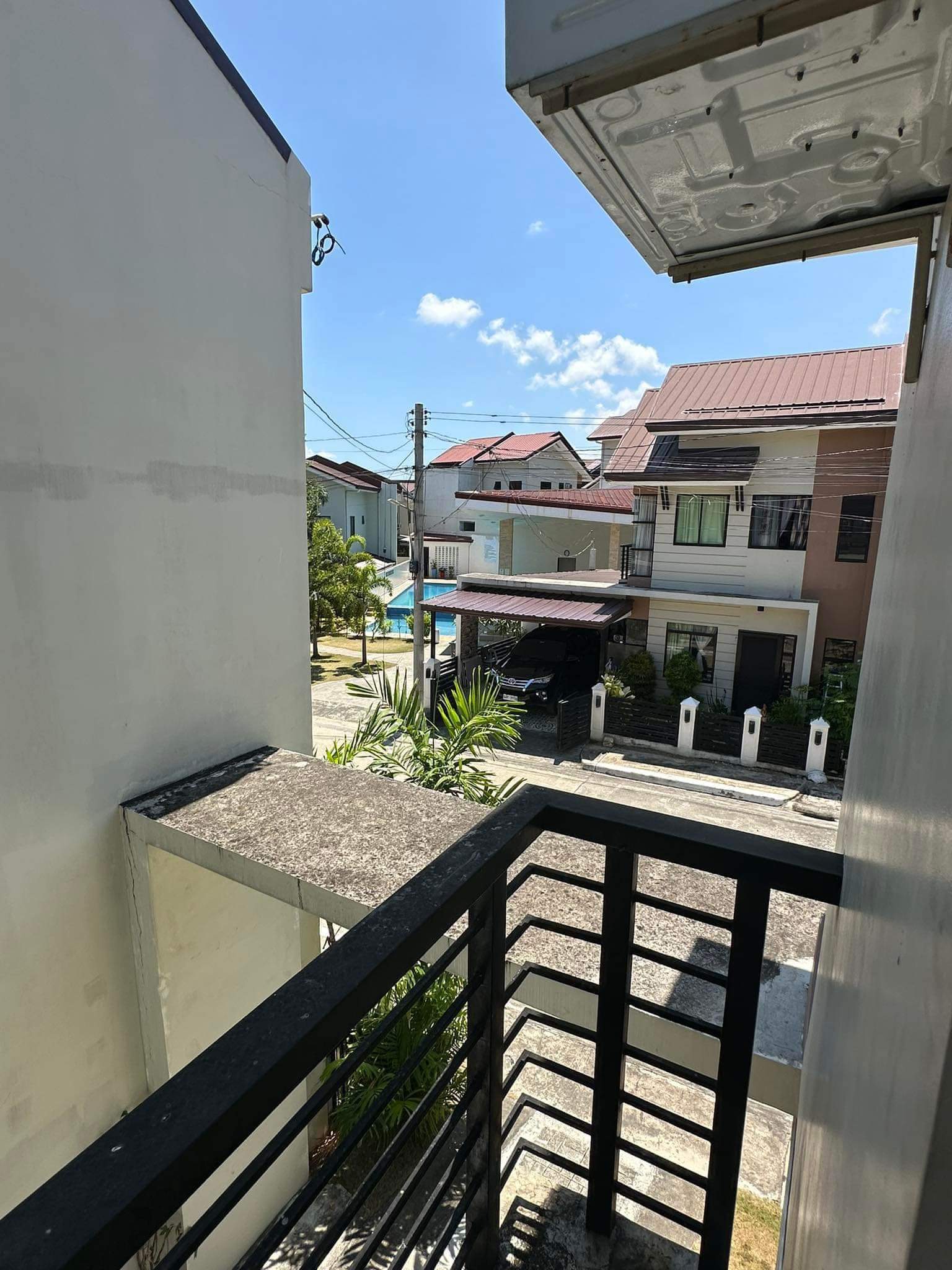 2STOREY SA IN SERENIS HOUSE FOR RENT