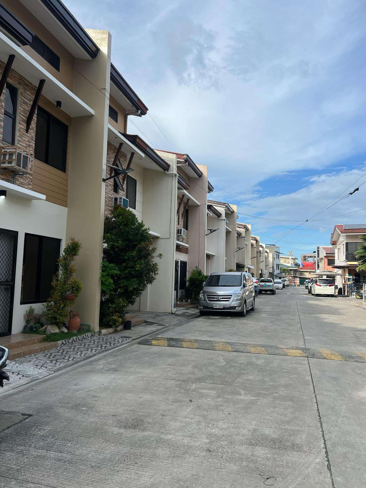 FOR RENT UNFURNISHED TOWNHOUSE INSIDE MARIA ELENA RESIDENCES MANDAUE