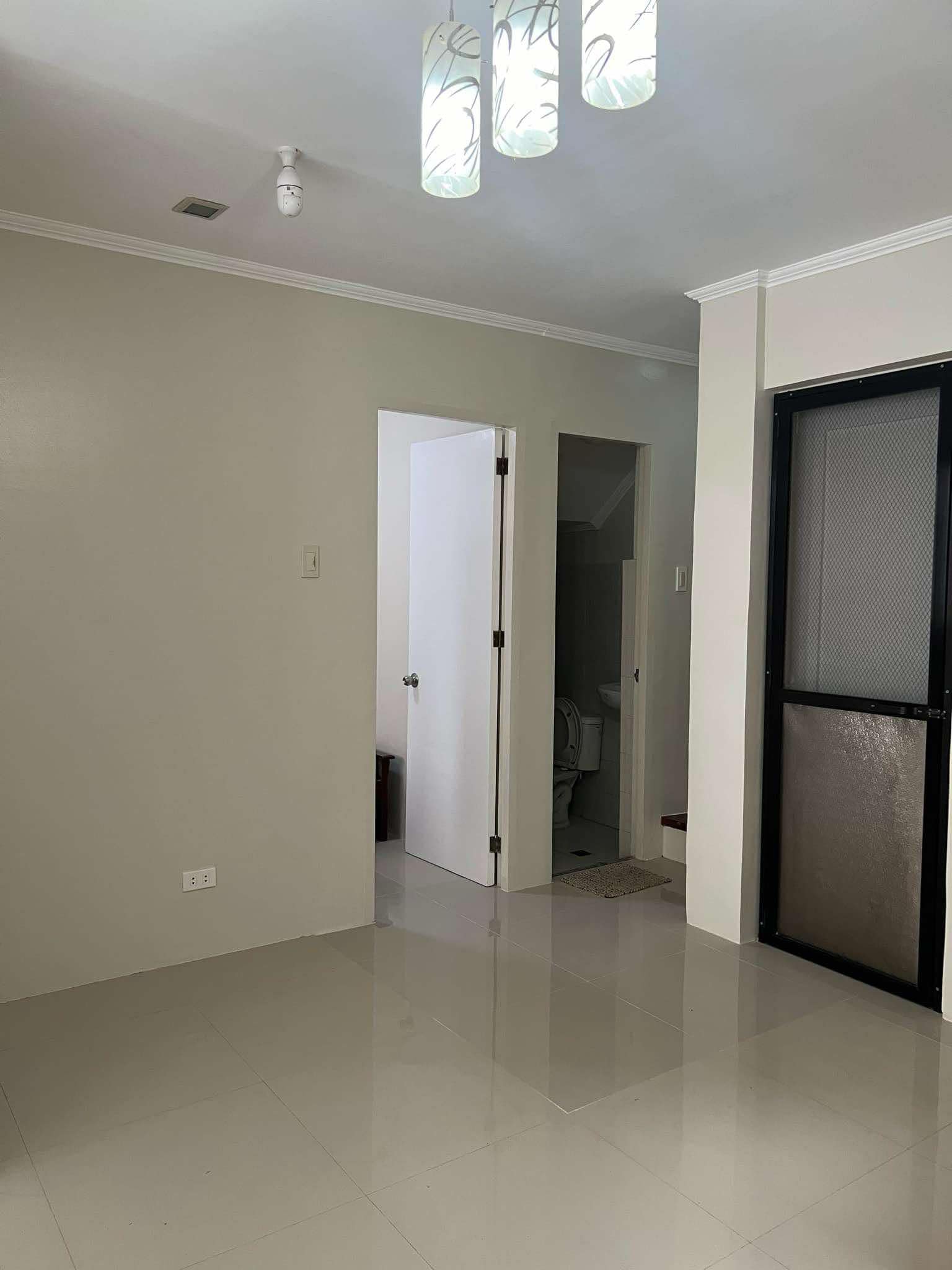 FOR RENT UNFURNISHED TOWNHOUSE INSIDE MARIA ELENA RESIDENCES MANDAUE