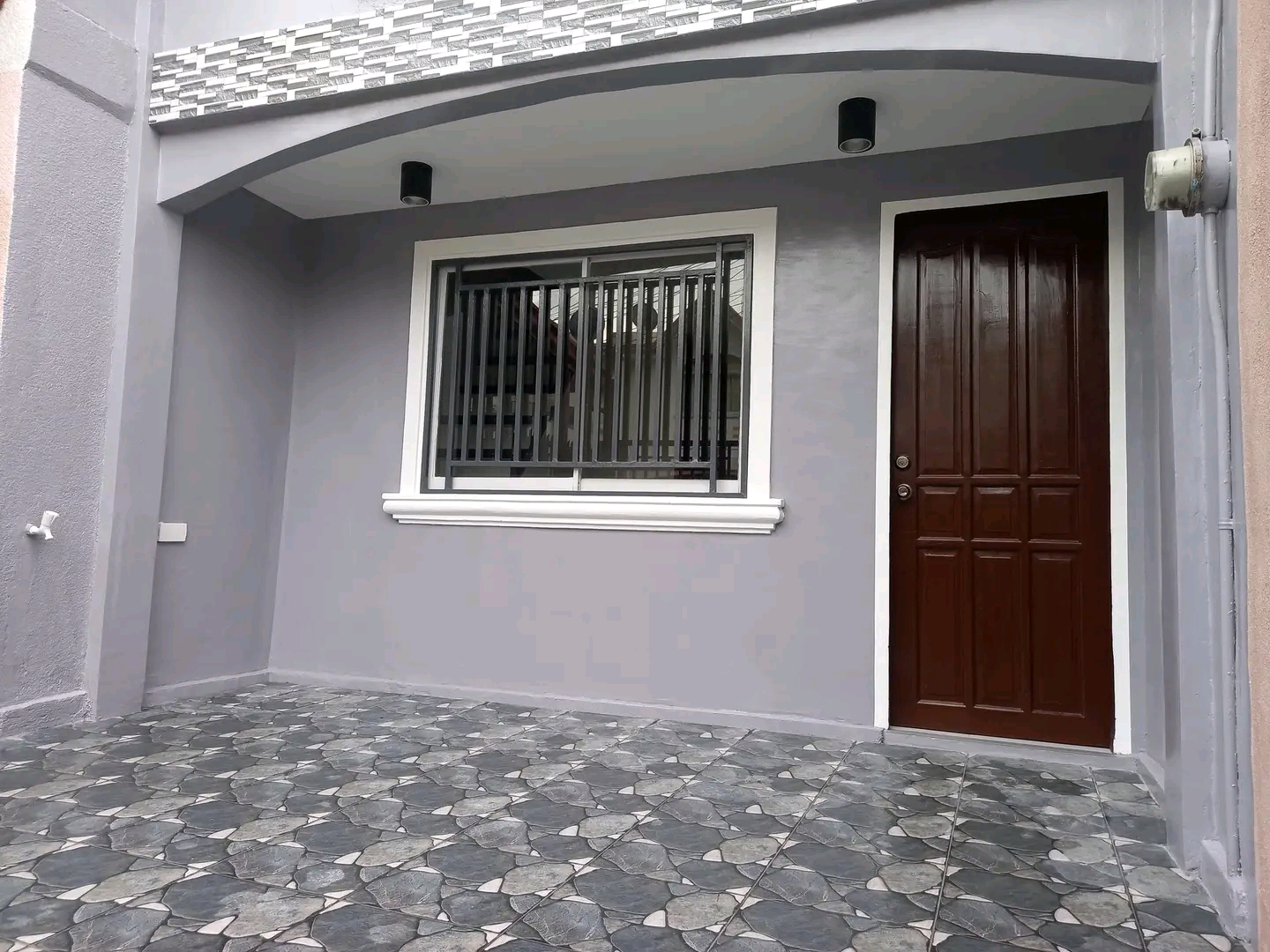 NEWLY RENOVATED TOWNHOUSE IN La BIENVINIDA SUBD FOR SALE