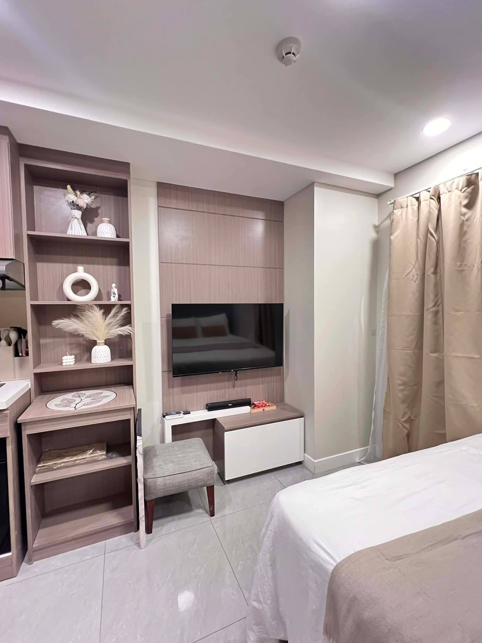 BRAND NEW, FULLY-FURNISHED STUDIO WITH BALCONY with INFINITY POOL & FITNESS GYM