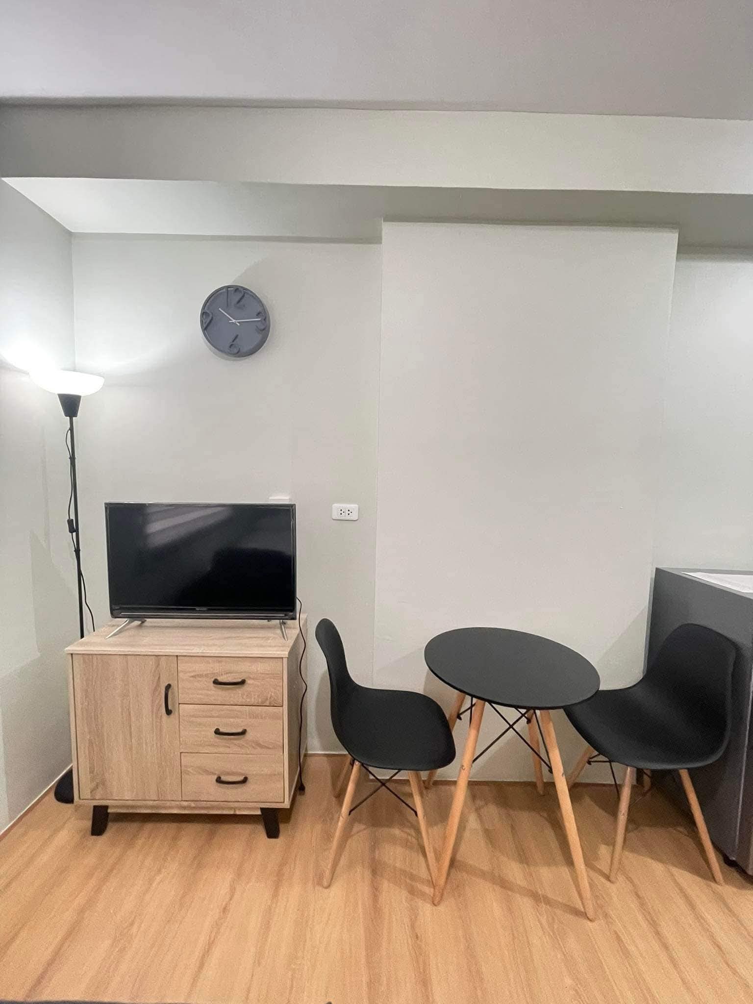 FOR RENT IN MIVESA BLDG 7