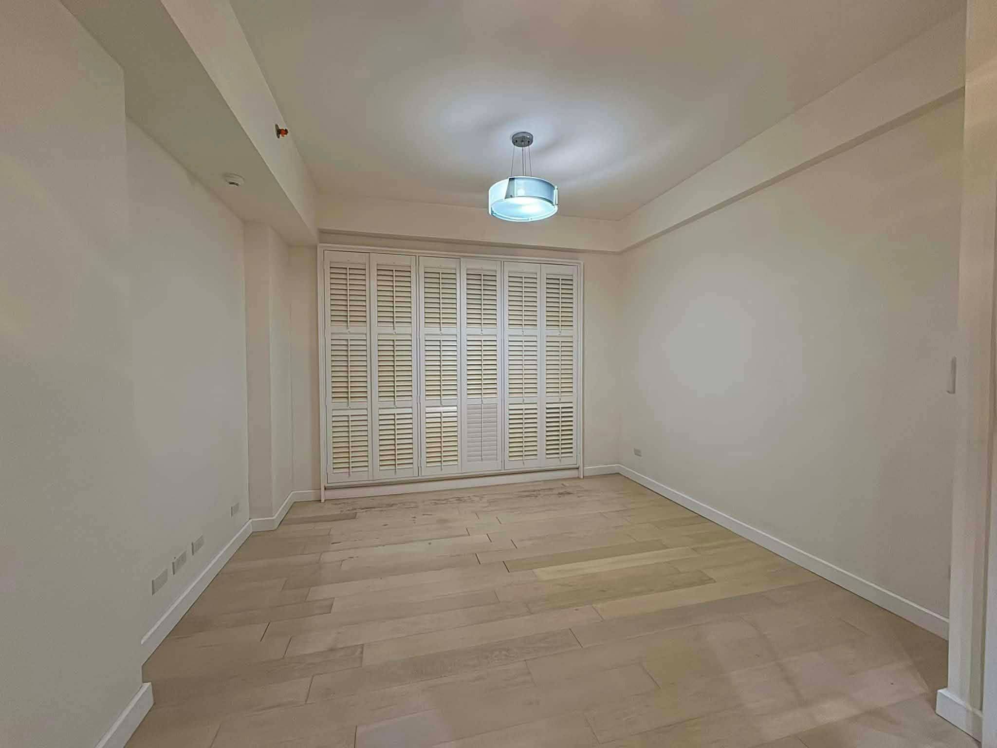 FOR SALE 3 BEDROOM IN 32 SANSON  FACING EAST