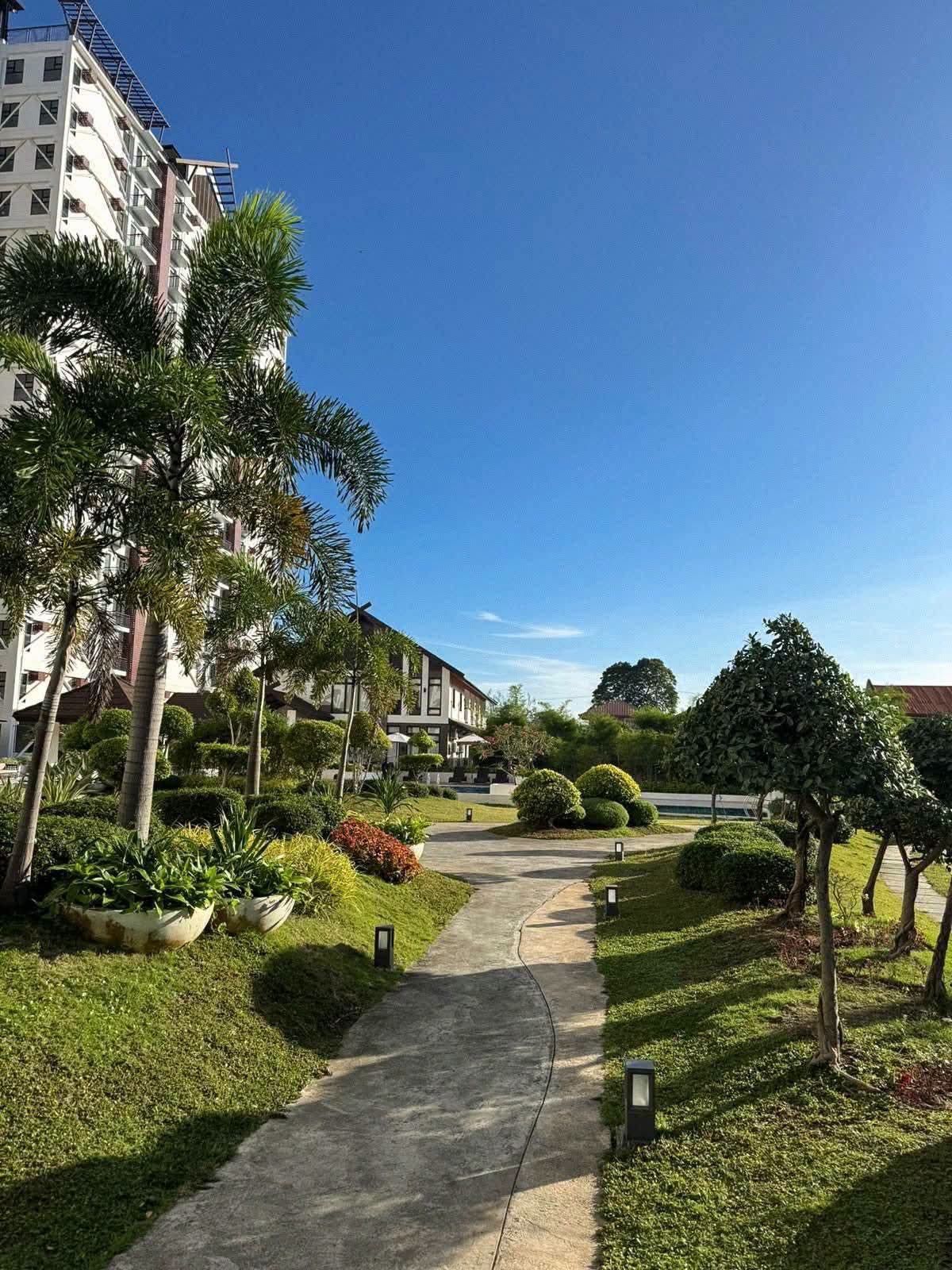 FOR RENT FULLY FURNISHED CONDO IN ROYAL OCEANCREST MACTAN