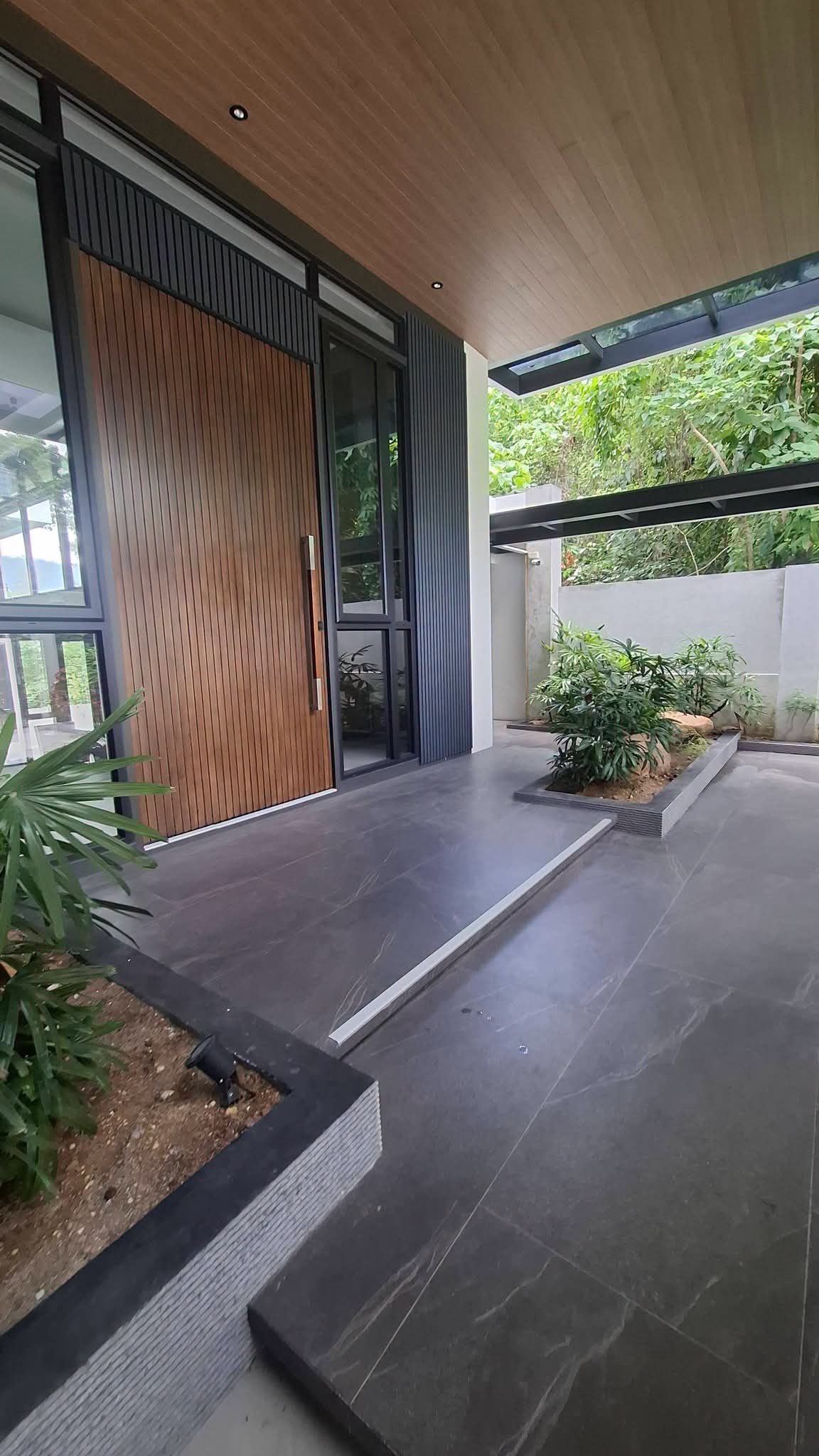 LUXURY HOUSE INSIDE MARIA LUISA FOR SALE