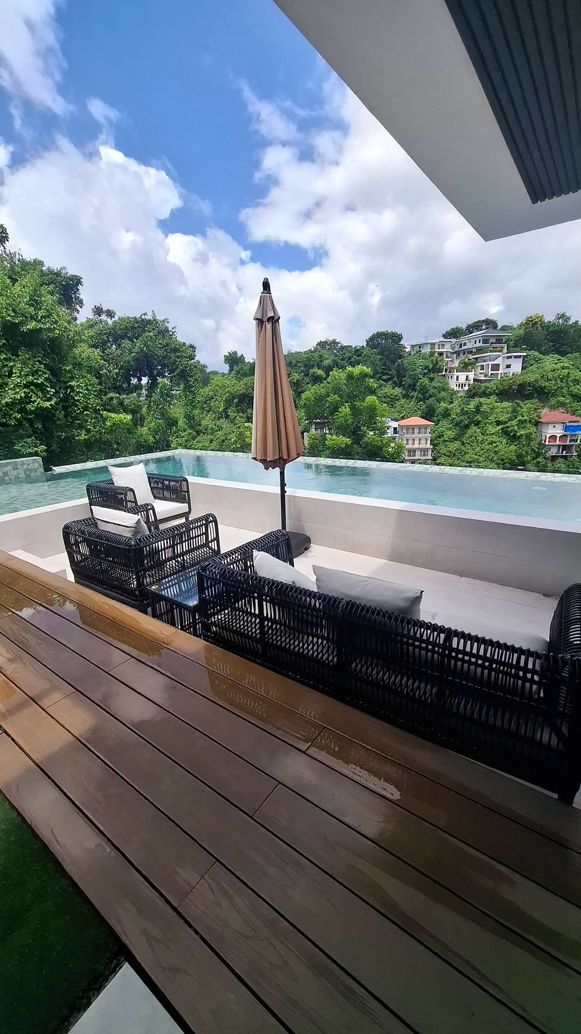 LUXURY HOUSE INSIDE MARIA LUISA FOR SALE