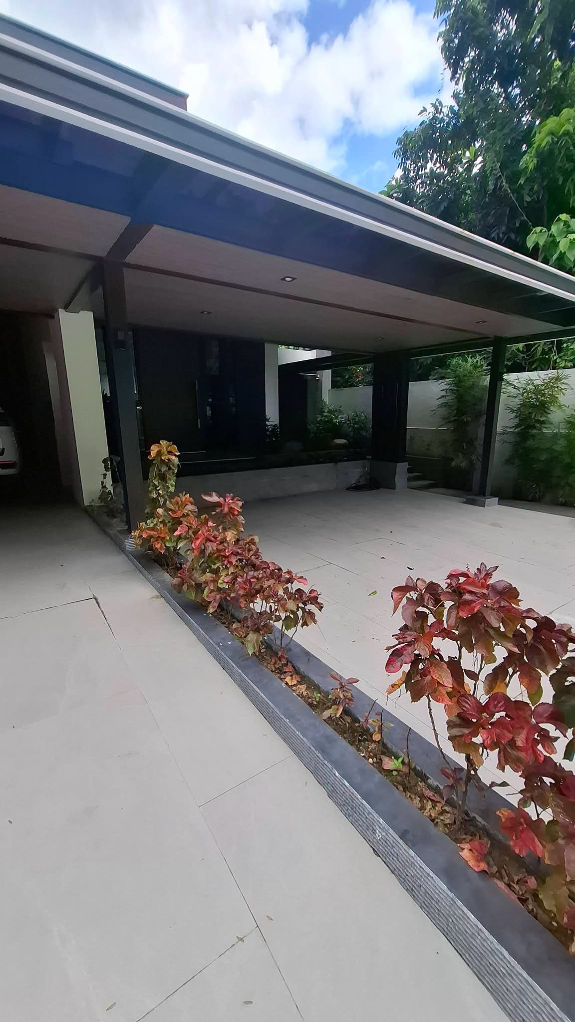 LUXURY HOUSE INSIDE MARIA LUISA FOR SALE