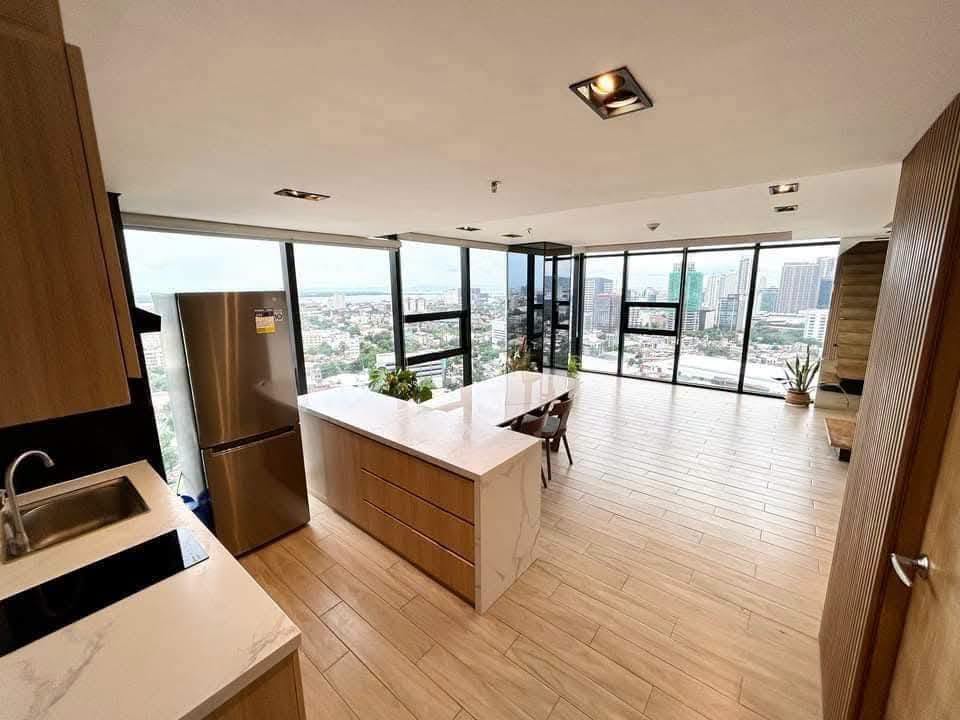 LUXURY PENTHOUSE WITH UNOBSTRUCTED OVERLOOKING VIEW OF CEBU