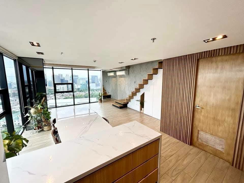 LUXURY PENTHOUSE WITH UNOBSTRUCTED OVERLOOKING VIEW OF CEBU